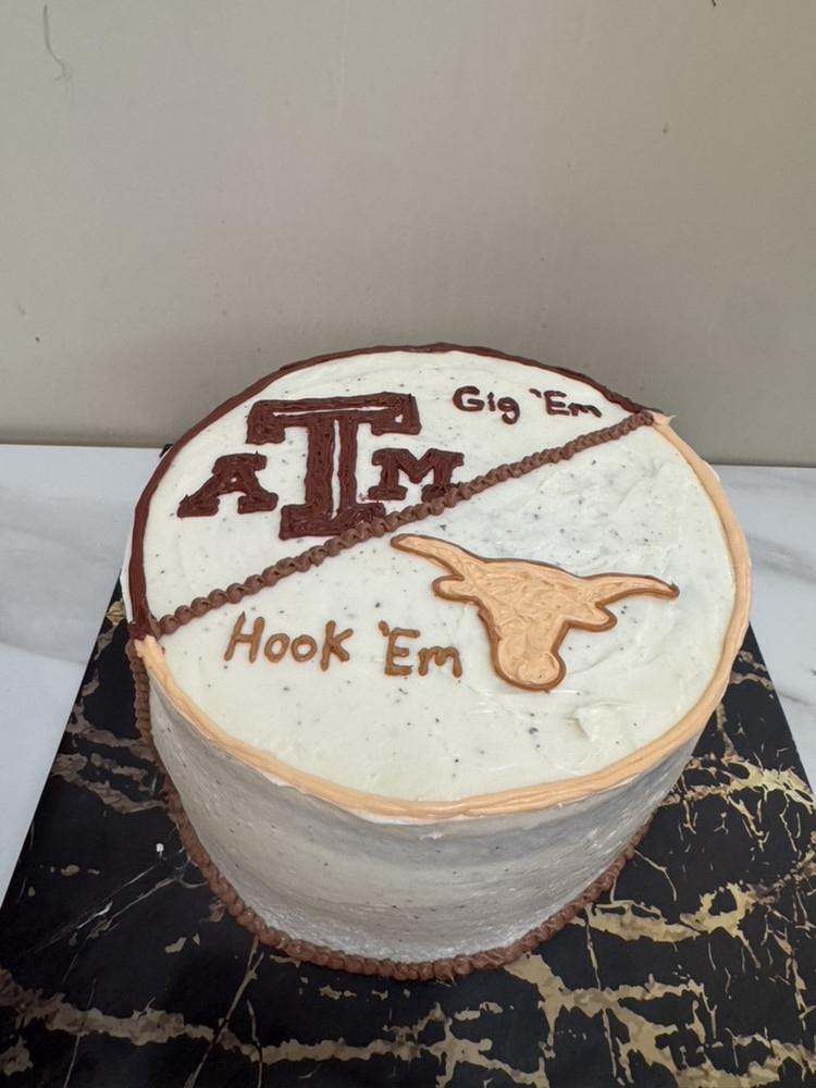 Custom cake 34